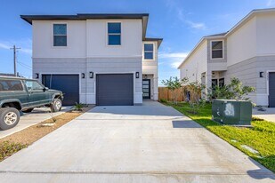 5902 US-59 in Laredo, TX - Building Photo