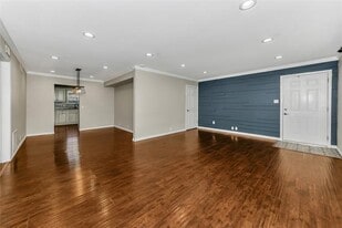 7906 Royal Ln in Dallas, TX - Building Photo