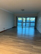 120 Lakeview Dr in Weston, FL - Building Photo - Building Photo