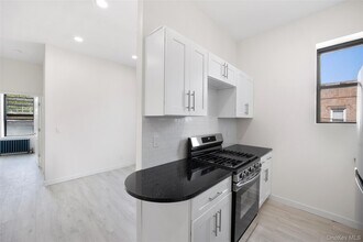 86-22 Jamaica Ave in Queens, NY - Foto de edificio - Building Photo
