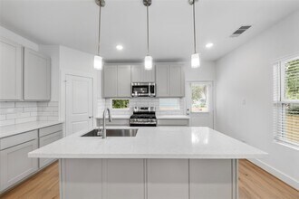 1220 E 33rd St in Houston, TX - Foto de edificio - Building Photo