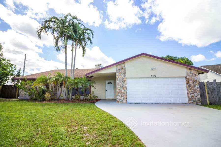 5981 Coy Glen Way in Greenacres, FL - Building Photo