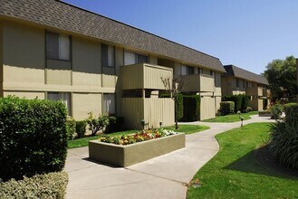 7007 Inglewood Ave in Stockton, CA - Foto de edificio - Building Photo