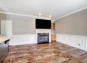 8 Mulberry Ct in Branchburg, NJ - Foto de edificio - Building Photo