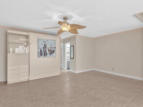 2000 Diana Dr, Unit 207 in Hallandale Beach, FL - Foto de edificio - Building Photo
