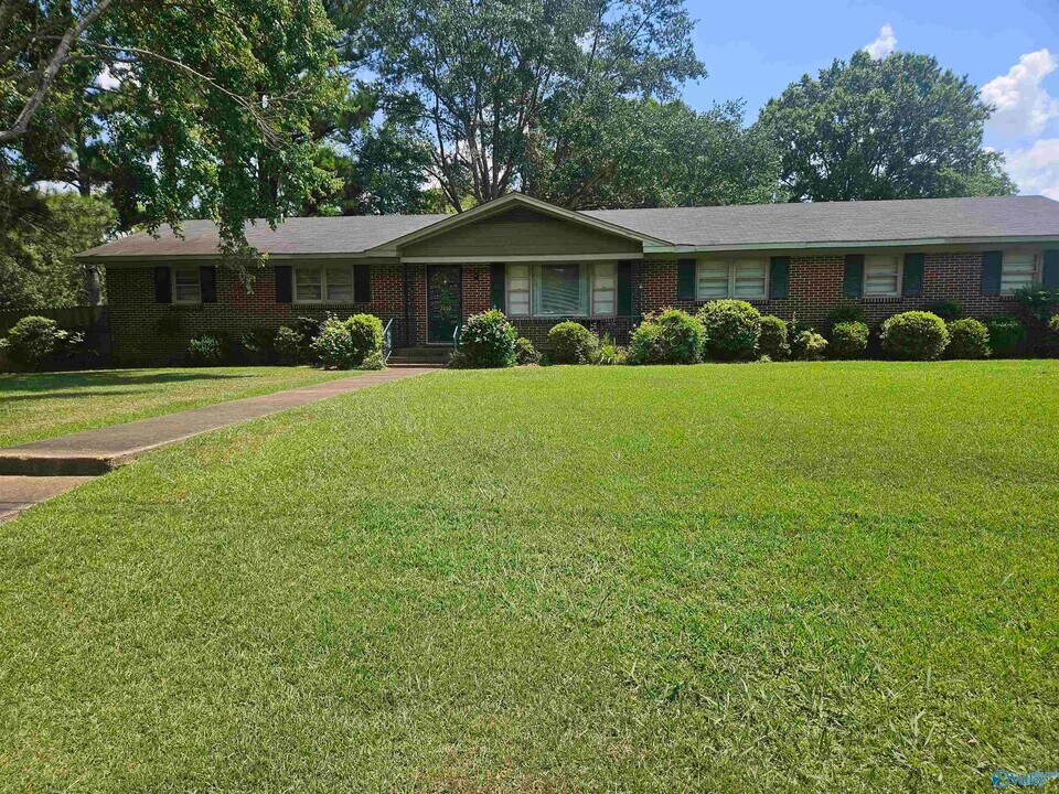 2002 Crestview Dr SE in Decatur, AL - Building Photo