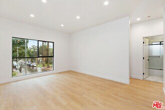 7229 Willoughby Ave in Los Angeles, CA - Building Photo - Building Photo