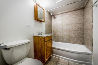 410 E 107th St Chicago, IL 60628 in Chicago, IL - Foto de edificio - Building Photo