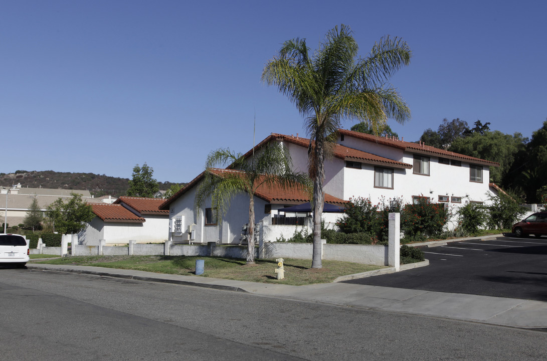 462 Henson Heights Dr in San Marcos, CA - Foto de edificio