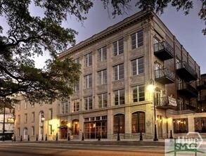 5 Whitaker St in Savannah, GA - Building Photo