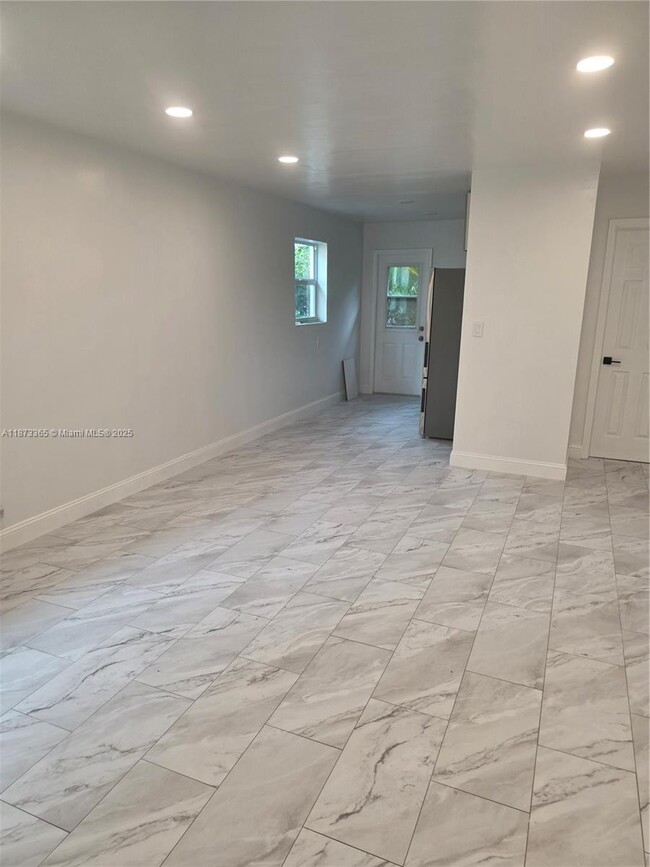 411 SE 3rd Ave in Hallandale Beach, FL - Building Photo - Building Photo
