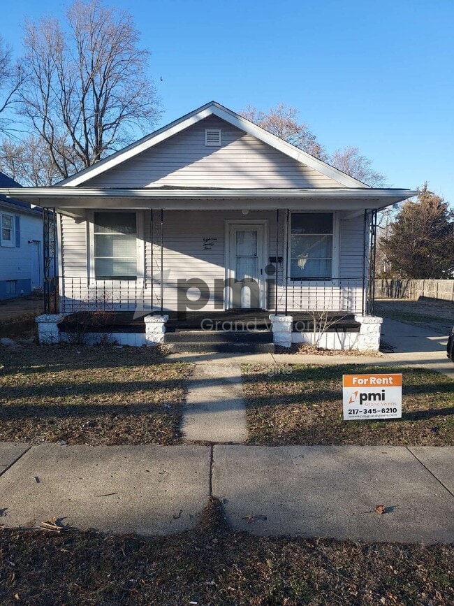 property at 1824 E Clay St