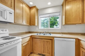 2682 Paloma Ave in Medford, OR - Building Photo - Building Photo