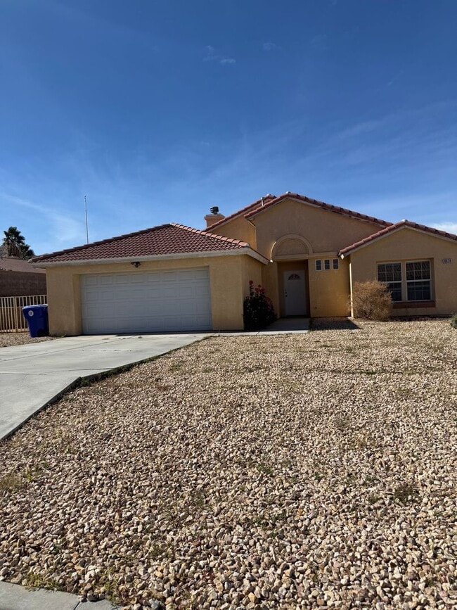 8638 Dumosa Ave in Yucca Valley, CA - Foto de edificio - Building Photo