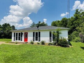 586 Foxfield Rd in Hopkinsville, KY - Building Photo