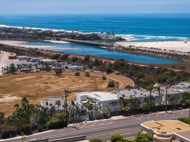 121 Via De La Valle in Del Mar, CA - Foto de edificio - Building Photo