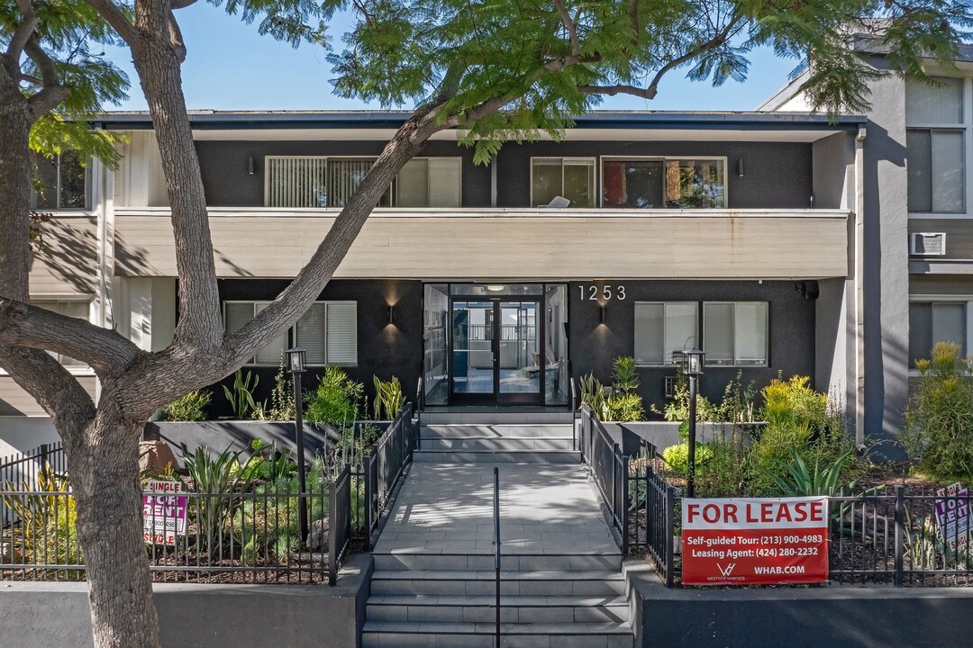 1253 Havenhurst Drive in West Hollywood, CA - Foto de edificio