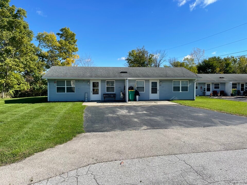 953 E Hope Dr, Unit A in Upland, IN - Foto de edificio