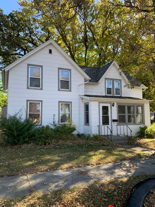 112 N Murphy St in Lake Crystal, MN - Foto de edificio