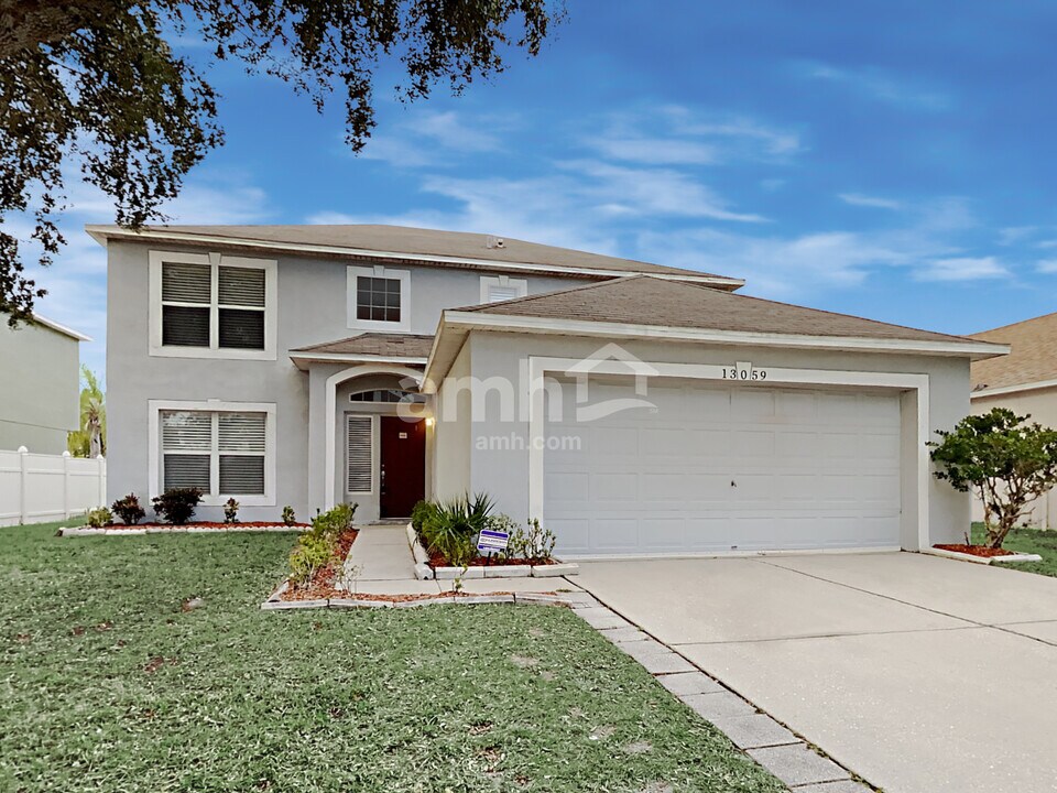 13059 Waterbourne Dr in Gibsonton, FL - Foto de edificio