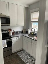 29 Pierce St, Unit First Floor in Westerly, RI - Foto de edificio - Building Photo