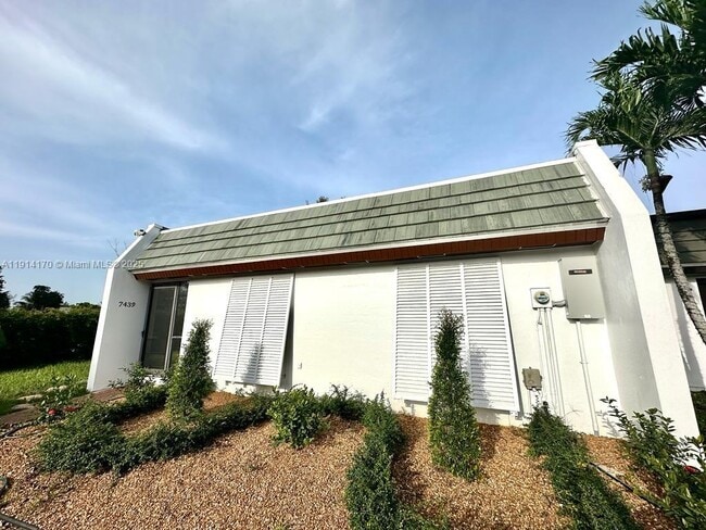 7439 Twin Sabal Dr in Hialeah, FL - Building Photo - Building Photo