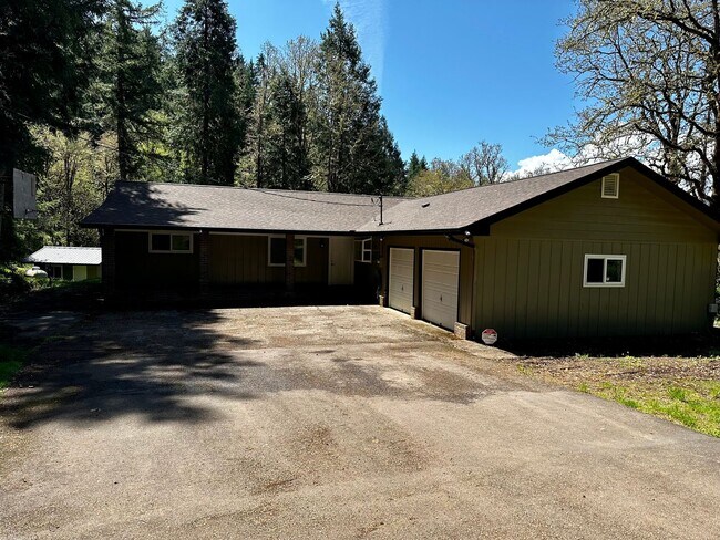 48744 McFarland Rd in Oakridge, OR - Building Photo - Building Photo