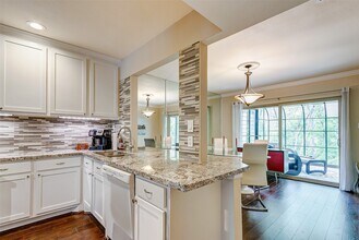 1800 Stoney Brook Dr in Houston, TX - Building Photo - Building Photo
