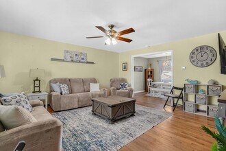 5457 Warren St in Chincoteague, VA - Building Photo - Building Photo