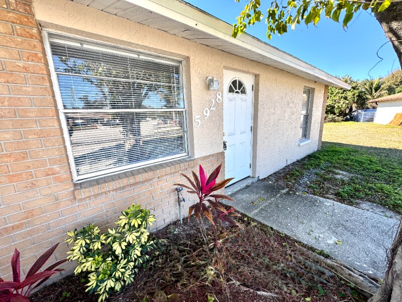 5928-5930 13th St Ct E in Bradenton, FL - Building Photo