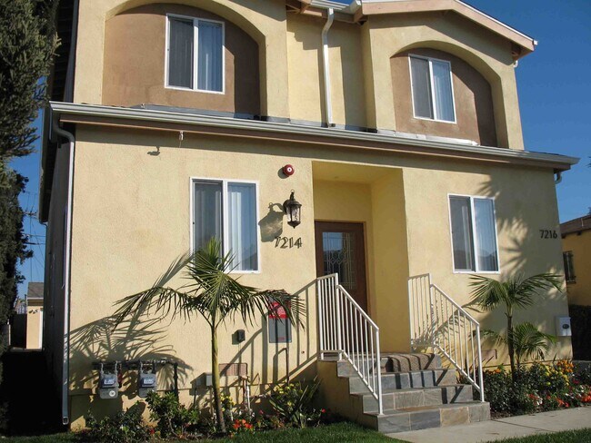 7216 10th Ave in Los Angeles, CA - Foto de edificio - Building Photo