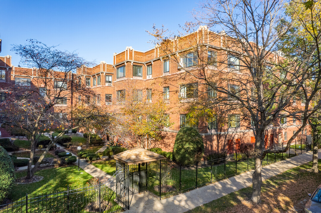 Sunny Court Condominiums in Chicago, IL - Building Photo