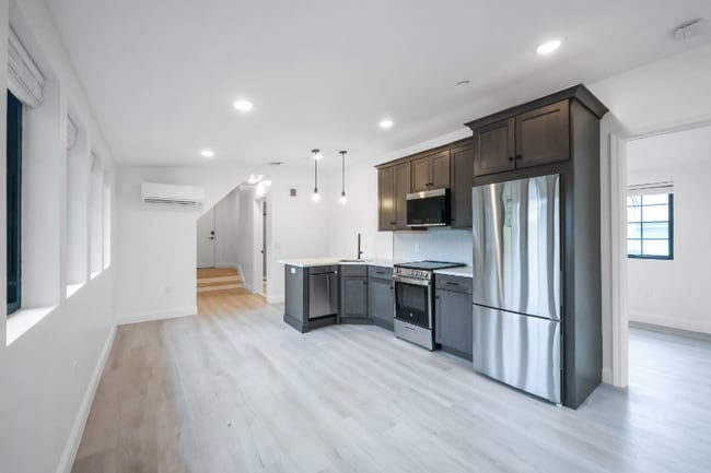126 Adelaide Ave