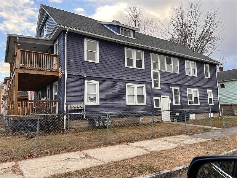 310 Oakland St in Springfield, MA - Building Photo