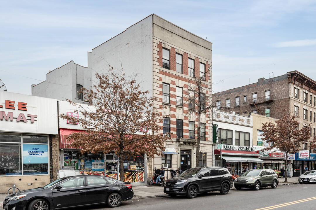 Basel in Bronx, NY - Foto de edificio