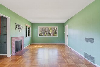 5116 Village Grn in Los Angeles, CA - Foto de edificio - Building Photo