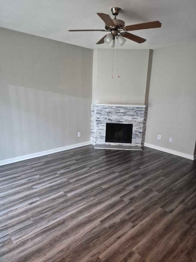 Golden Village Townhomes in Houston, TX - Foto de edificio - Building Photo