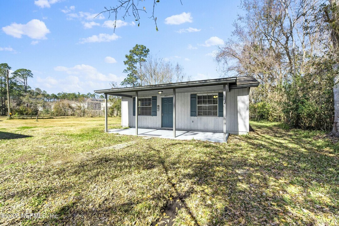 4877 Reed Ave in Jacksonville, FL - Foto de edificio