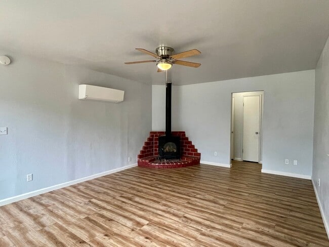 5205 Elm Ln in Redding, CA - Building Photo - Building Photo