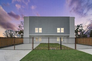 7413 N Star St in Houston, TX - Building Photo
