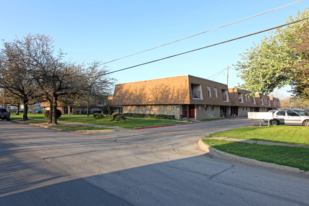 Chalet Apartments in Irving, TX - Foto de edificio