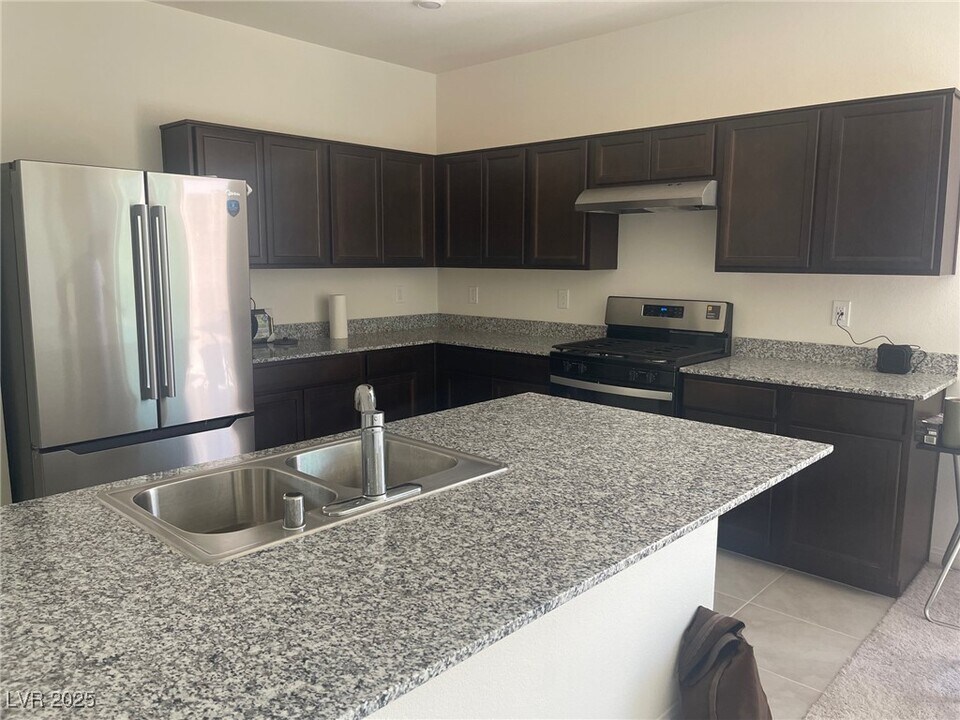4603 Sapphire Crst Ave in Las Vegas, NV - Building Photo