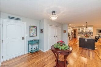 2202 Acacia Park Dr in Lyndhurst, OH - Foto de edificio - Building Photo