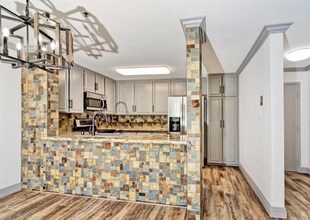 5705 Friars Rd in San Diego, CA - Building Photo - Building Photo