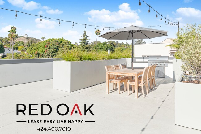 1860 N Western Ave, Unit 213 in Los Angeles, CA - Building Photo - Building Photo