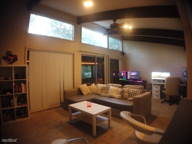 1120 Hollow Creek Dr-Unit -Apt D in Austin, TX - Foto de edificio - Building Photo