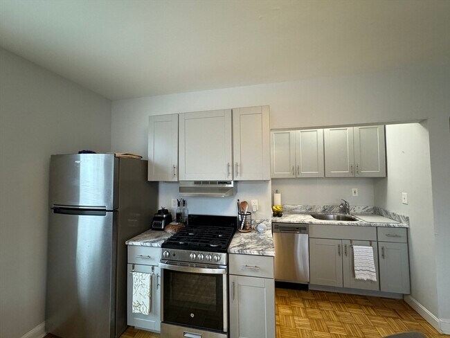 42 Dean Rd, Unit T2 in Brookline, MA - Building Photo - Building Photo