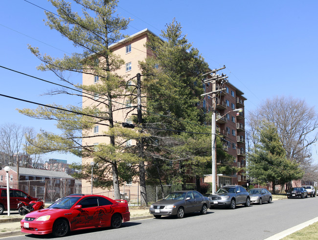 Lauren Towers Apartments in Arlington, VA - Building Photo - Building Photo