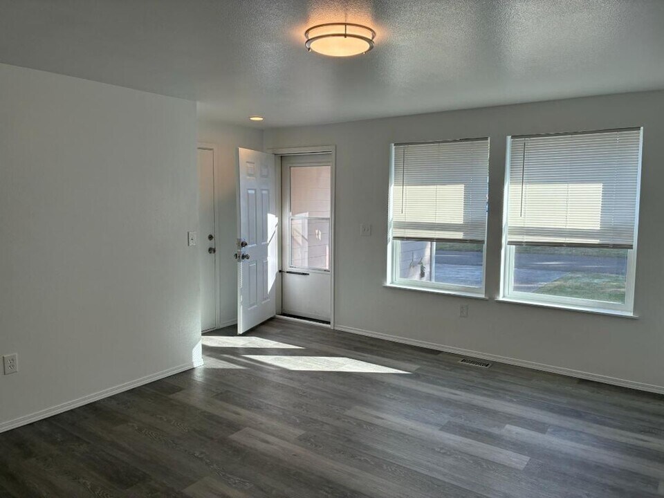 15810-15810 94th Ave Ct E in Puyallup, WA - Building Photo