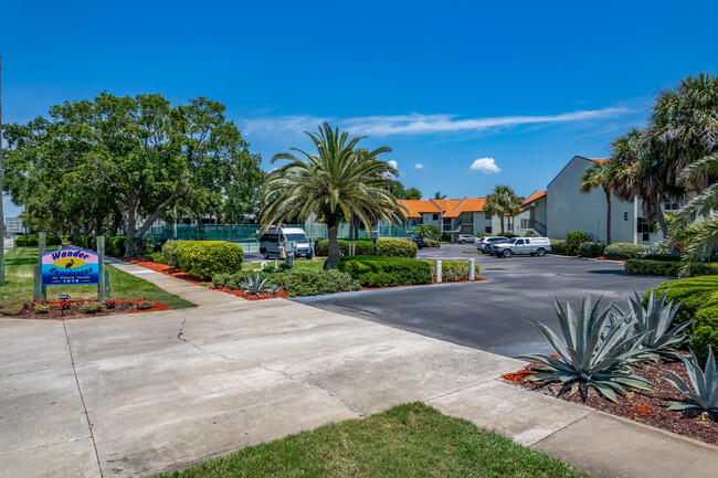 Holiday Island Resort in St. Petersburg, FL - Building Photo - Building Photo